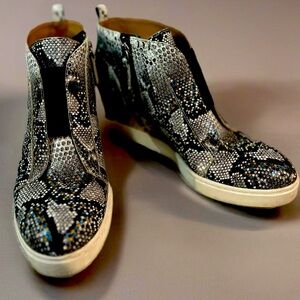 Línea Paolo Felicia leather wedge sneakers. Size 7